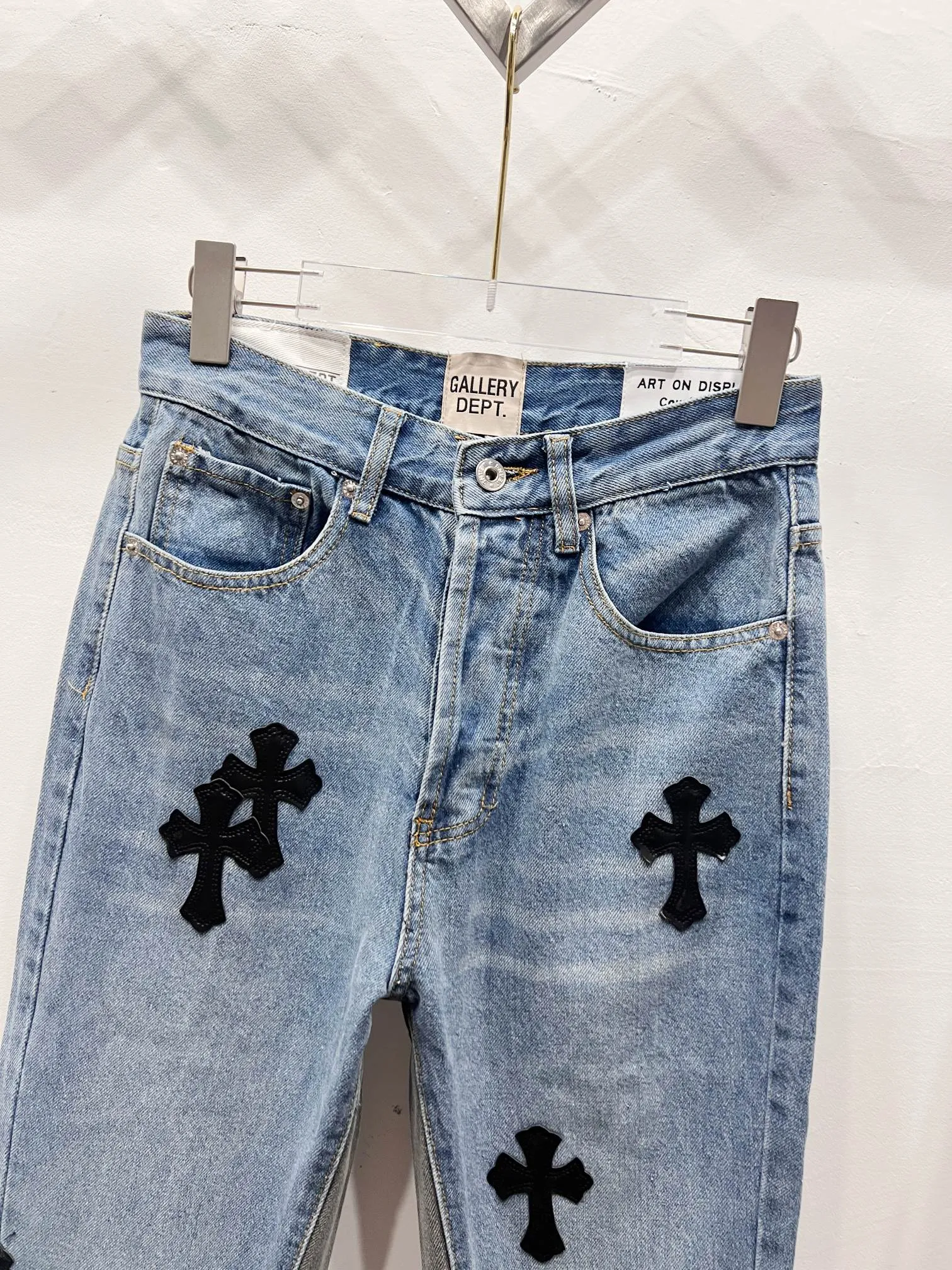 P260 Style number: (A003) GALLERY DEPT. Co-branded 2025 new black cross-leather splicing couple's style loose washed flared jeans 🔥High version🔥High version🔥 Top ceiling quality Styles with different washed textures are very friendly to people with thin legs and thick legs. The slightly flared version is very flattering. Moderate length that never goes out of style, easy to match with casually, basic styling for various styles, a must-have in the wardrobe! The fabric is stiff but also makes the upper body soft without losing texture. The washing process is even more perfect. It is a must-have item for everyone! ! ! Washed wheat, tag, pants label, three complete labels Color: washed black, washed blue Size: 28, 30, 32, 34 (four sizes)
